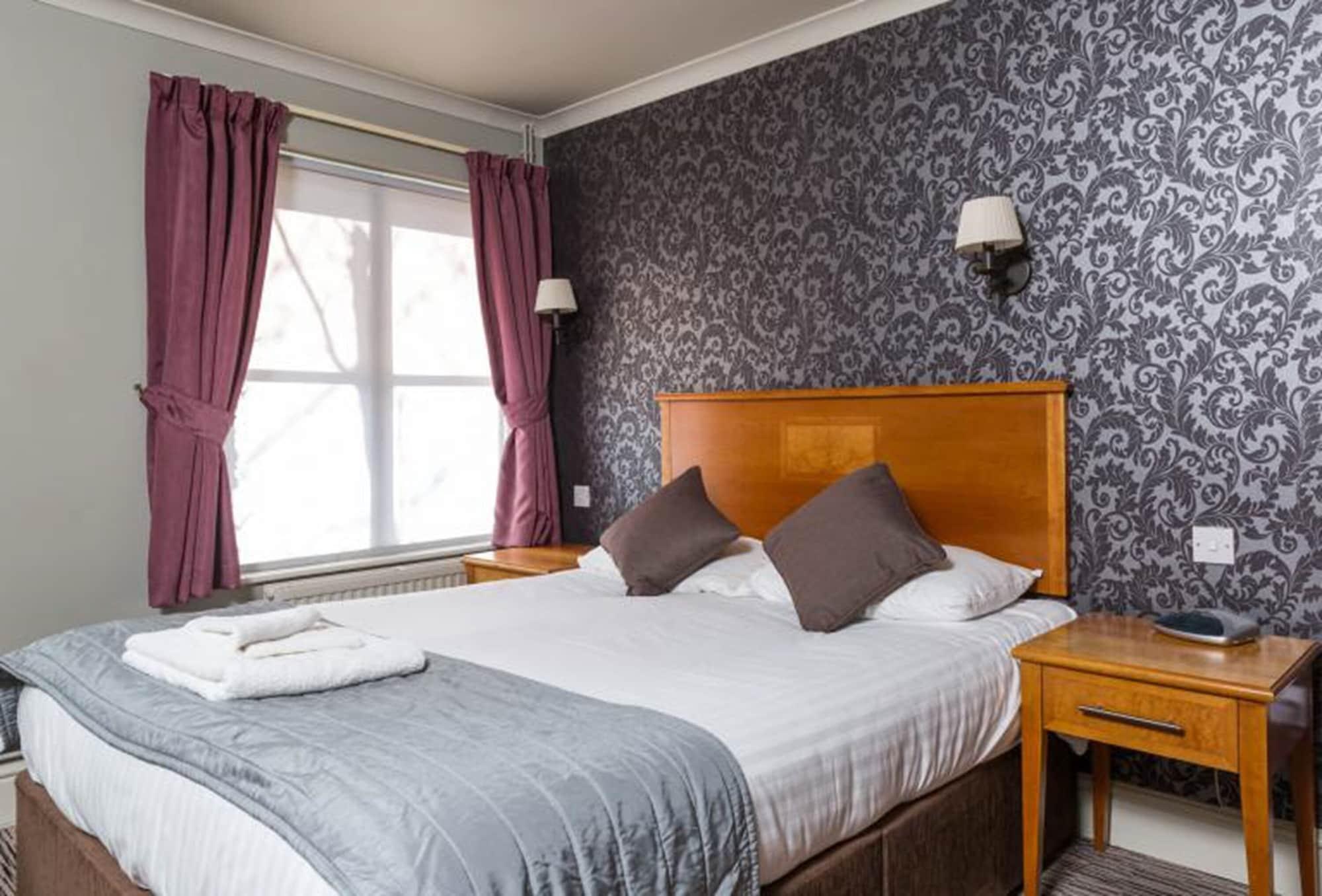 The Dog & Bear Hotel لينهام المظهر الخارجي الصورة