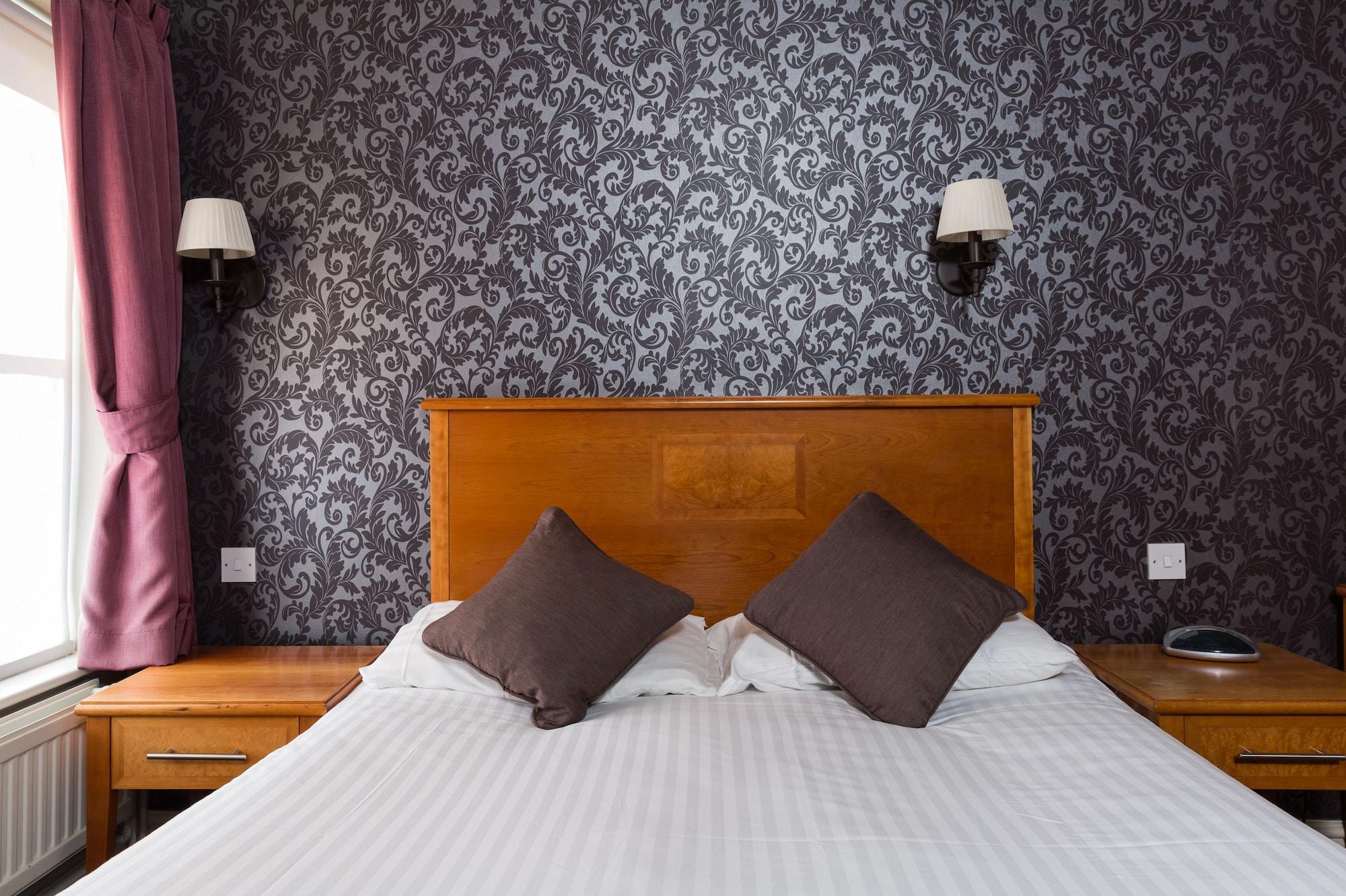The Dog & Bear Hotel لينهام المظهر الخارجي الصورة