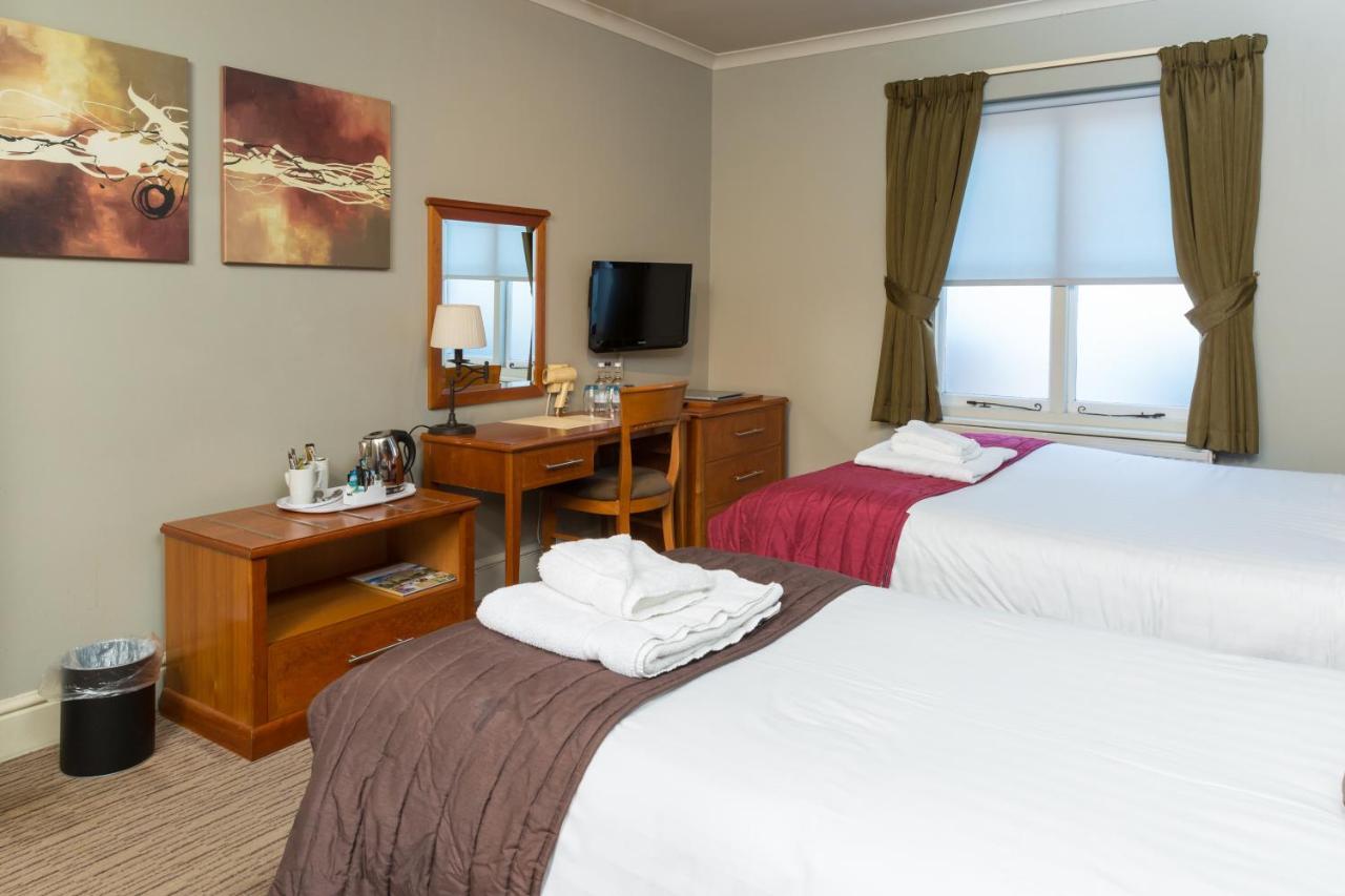 The Dog & Bear Hotel لينهام المظهر الخارجي الصورة